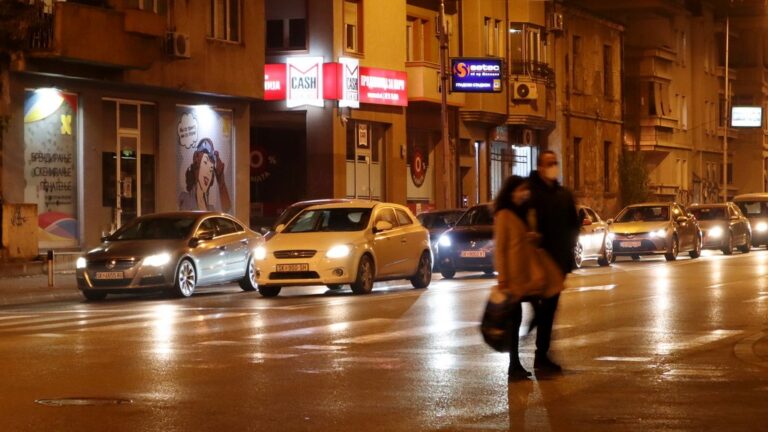 Автомобилскиот пазар не е пластичарска улица