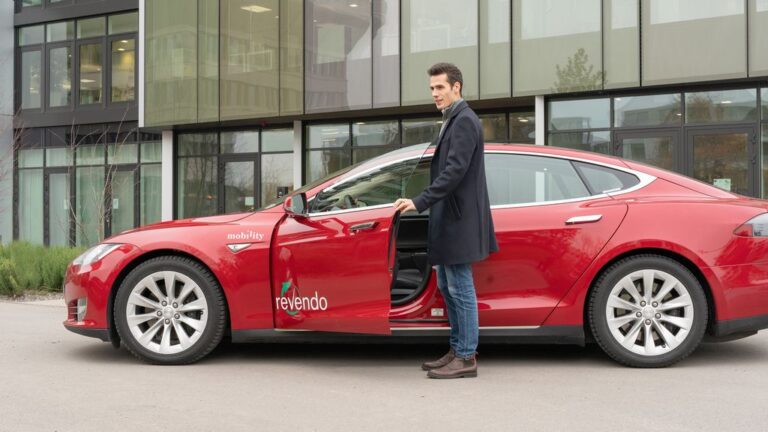 Во Швајцарија од воз право во Tesla