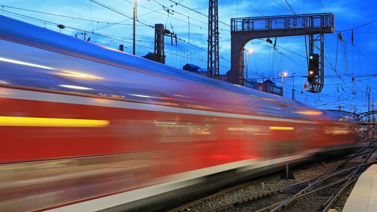 Германците загрижени, помалку од 70 проценти од возовите им се точни