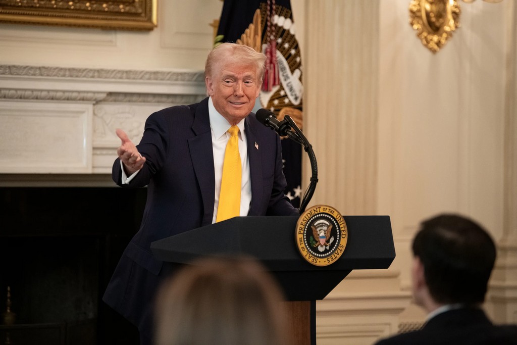 Доналд Трамп најави 25% царина за увоз на автомобили и делови
