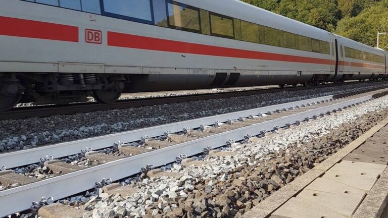 Зошто Германската Железница ги бојадисува шините бело