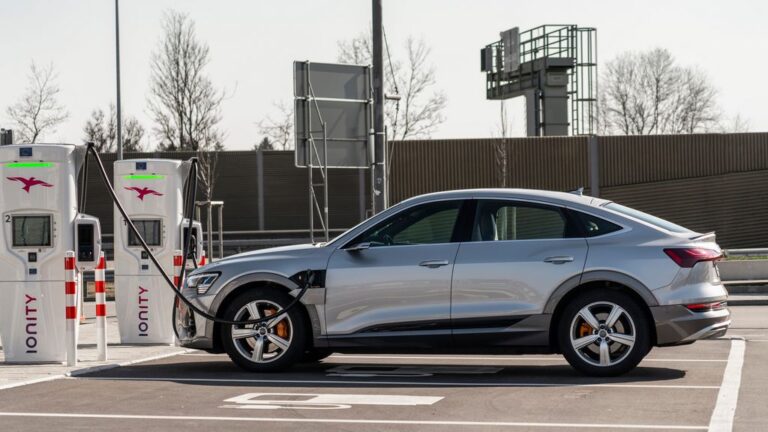 Зошто електричните модели на Audi полнат побрзо