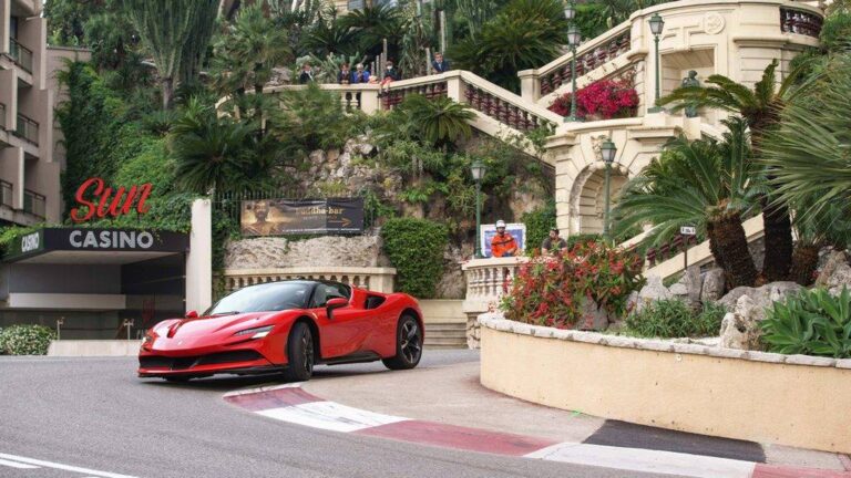 Леклерк го возеше „големото рандеву“ со Ferrari по улиците на Монако