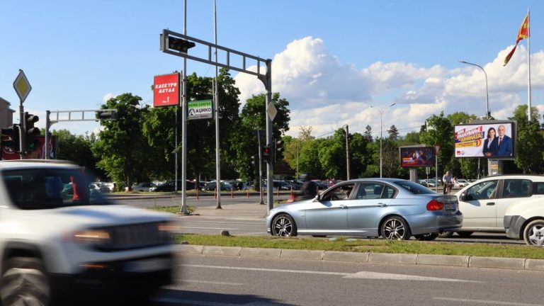 На кого тоа му свират возачите по улици?