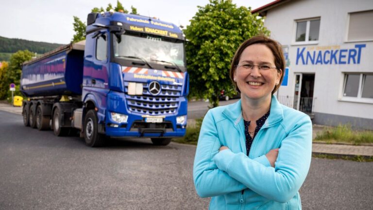 Оваа дама вози Mercedes Arocs во каменолом