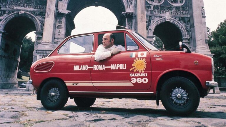 Сер Стирлинг Мос во 1968 зад воланот на Suzuki Fronte SS