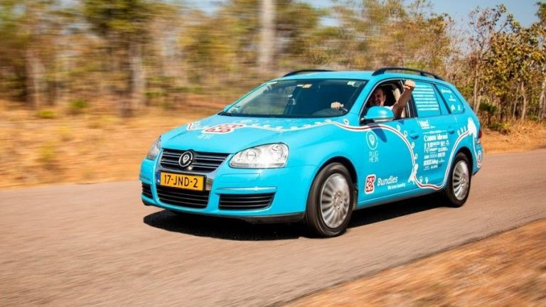 Со Golf V преправен на струја на пат околу светот