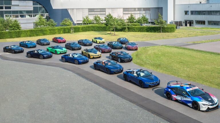 Спектакл во режија на BMW со последните примероци од i8