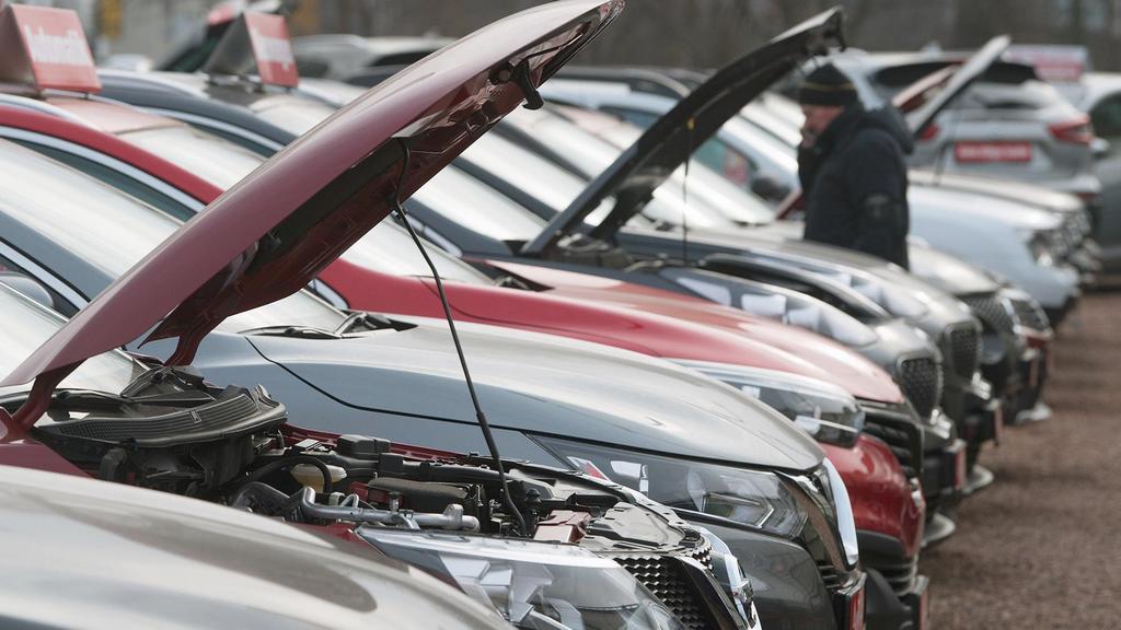 Стари автомобили на продажба со подигната хауба