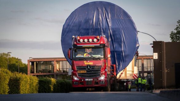 Четири камиони Mercedes Actros превезуваа резервоар од 175 тони