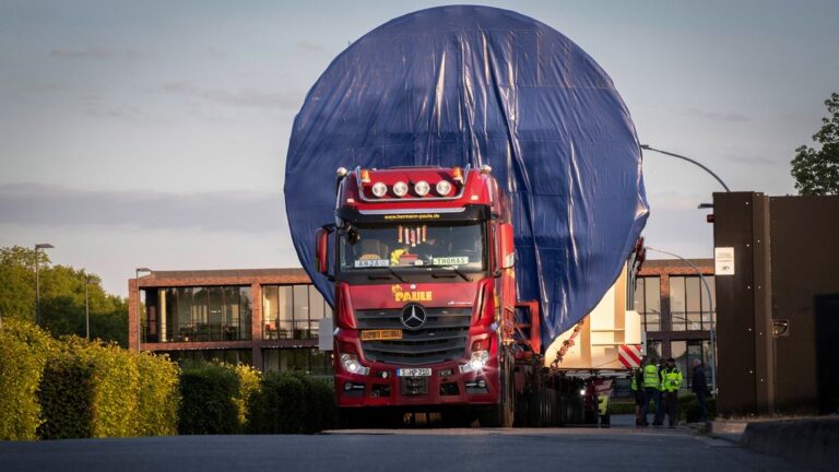 Четири камиони Mercedes Actros превезуваа резервоар од 175 тони
