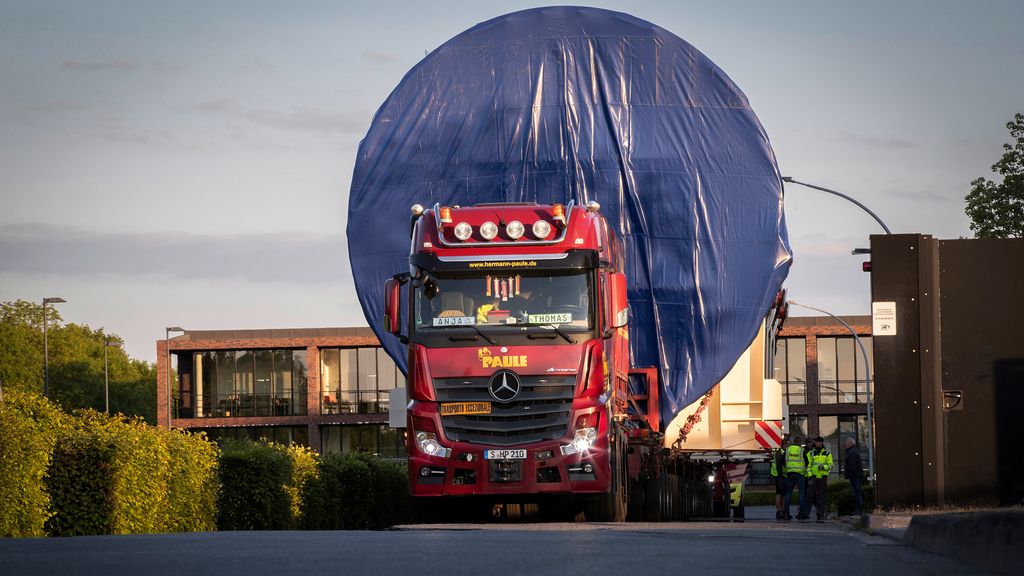 Четири камиони Mercedes Actros превезуваа резервоар од 175 тони Четири камиони Mercedes Actros превезуваа резервоар од 175 тони