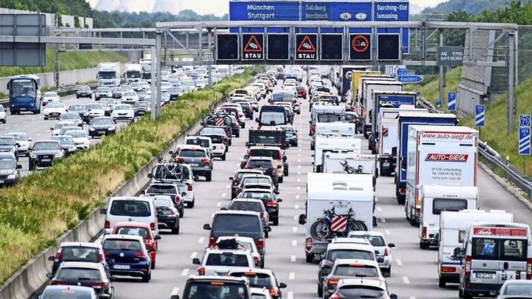 Светот вложува во електрични автомобили и чиста енергија, тие ќе граделе автопати