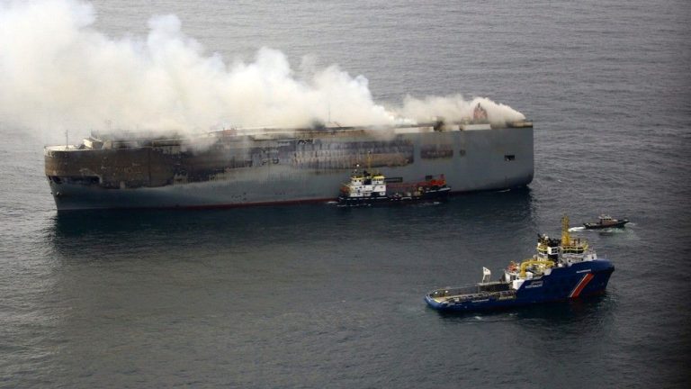 Нови надежи за бродот полн со автомобили што гори во Северното Море