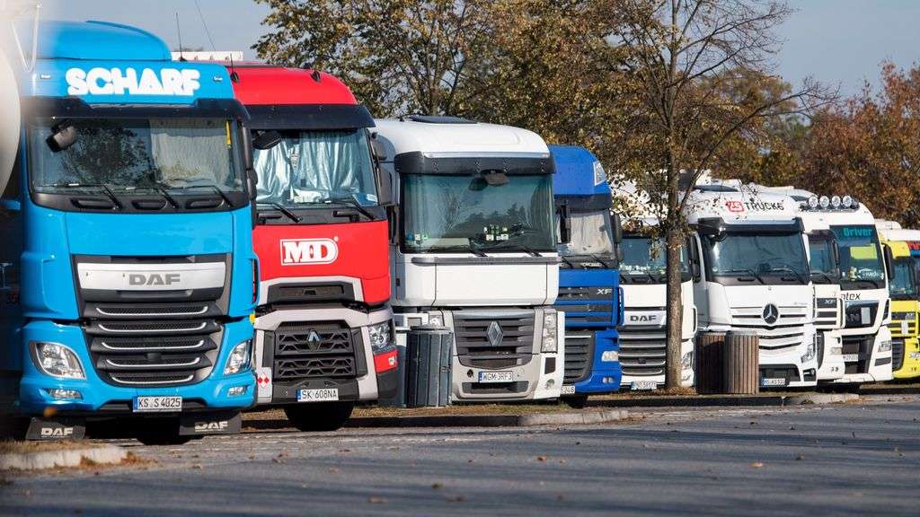 камиони паркирани Германија стравува од преземање на ослабнатите фирми за мобилност