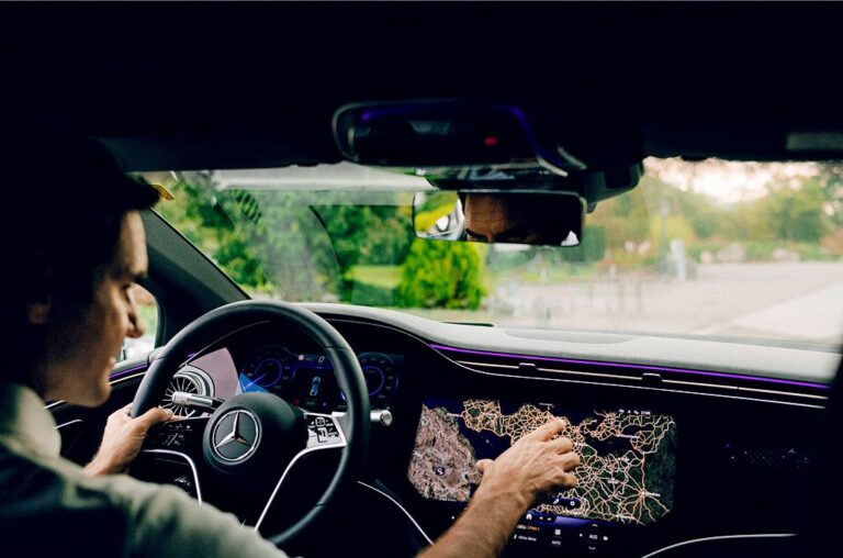 Роџер Федерер тестираше електричен Mercedes EQS