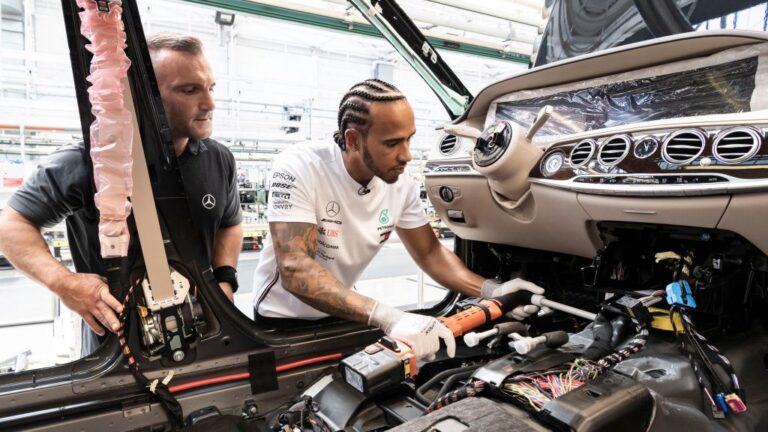 Хамилтон и Ботас на гости кај тимот на Mercedes во Зинделфинген